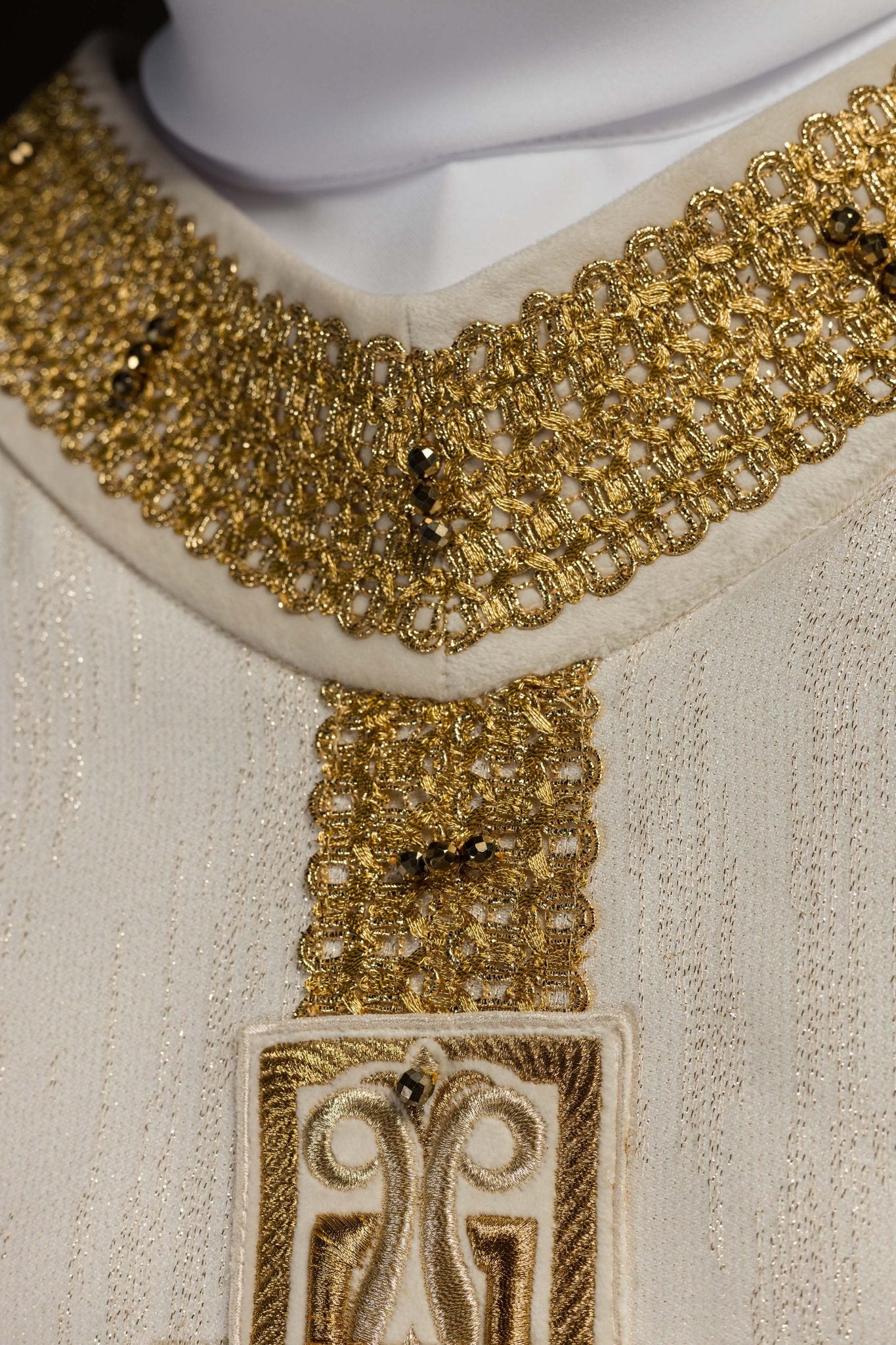 Ręcznie wykonany ornat z naturalnymi kamieniami Handmade 7015 Ecru