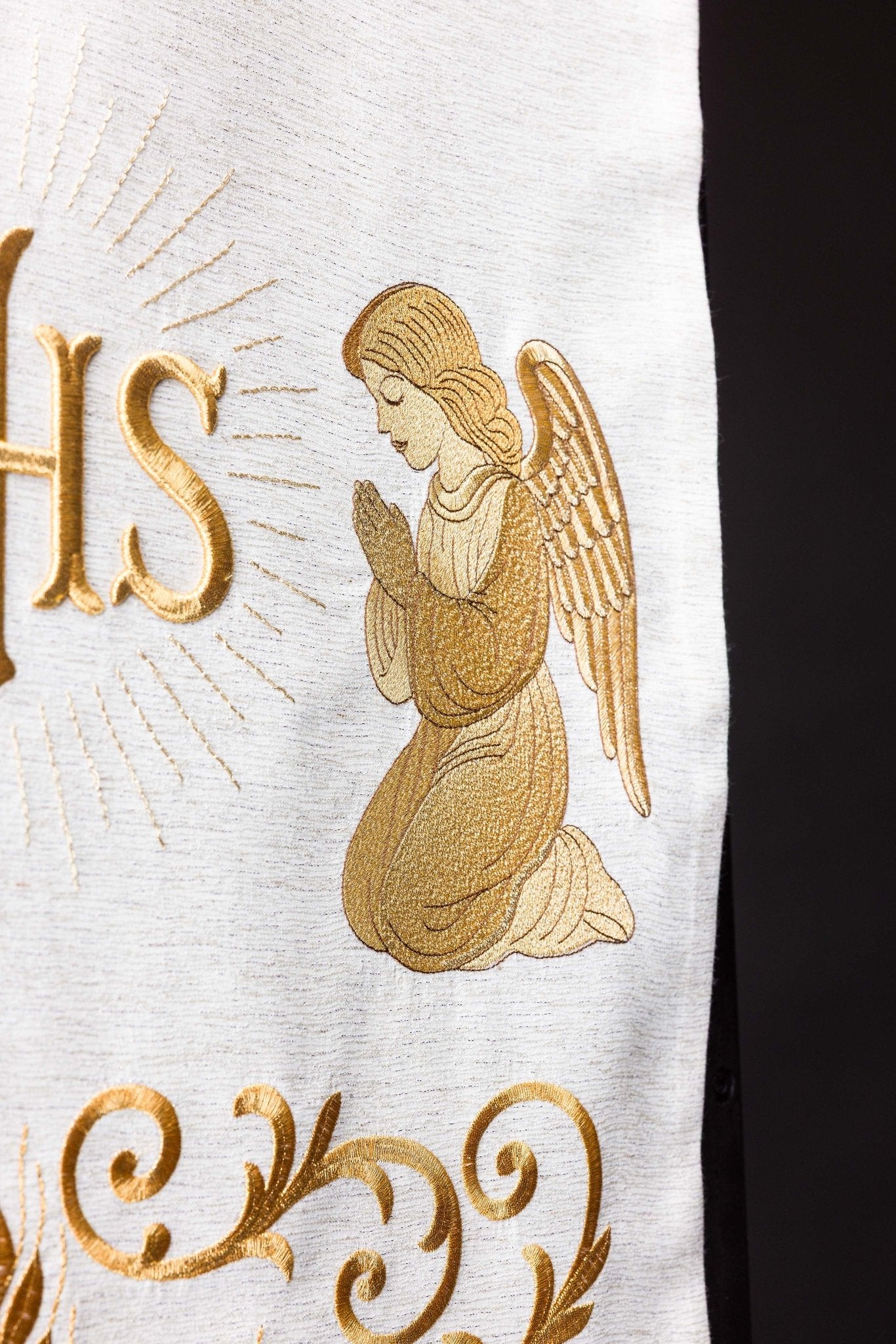 Serweta na lektorium bogato haftowana IHS ecru