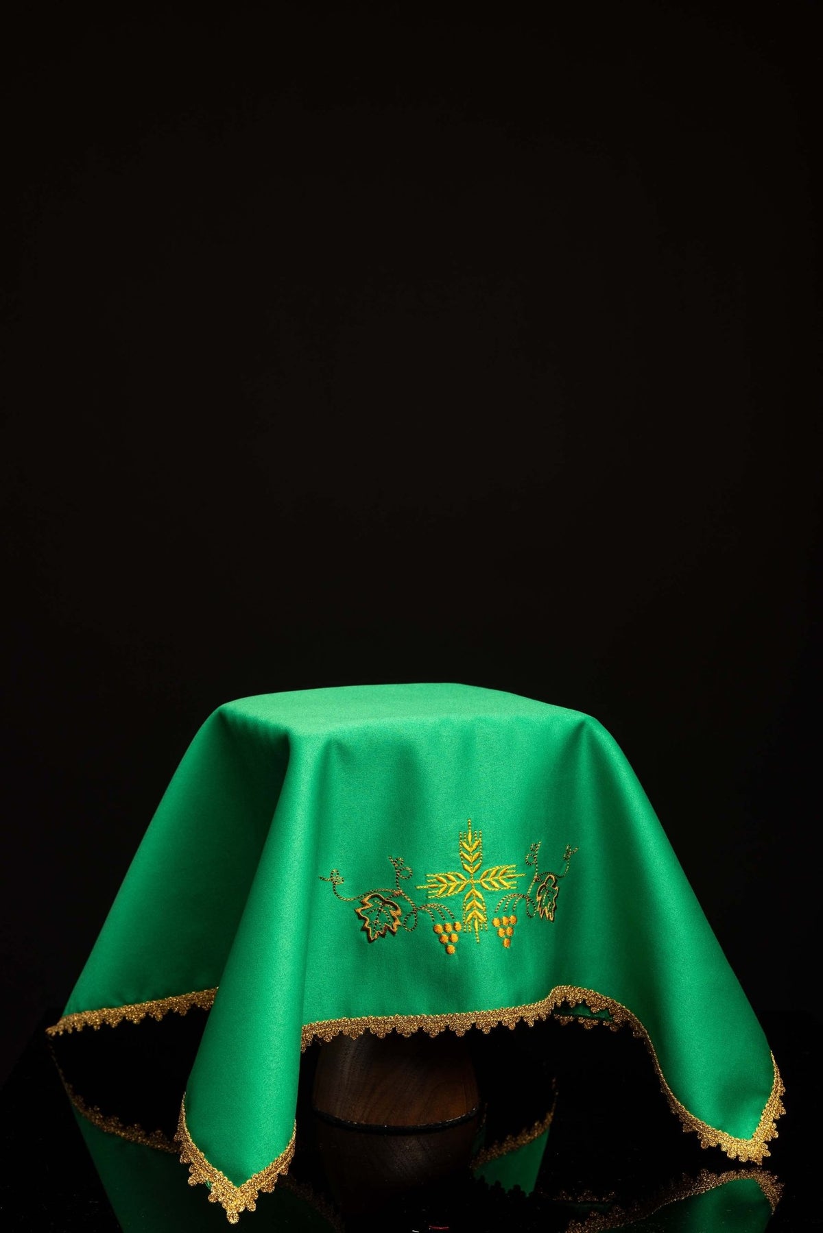 Zestaw czterech welonów na kielich z haftem eucharystycznym