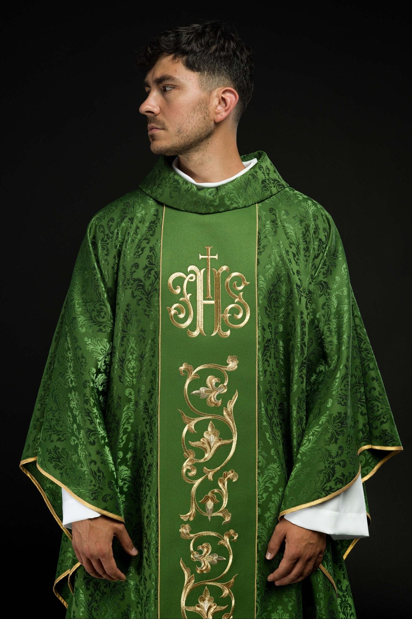 Zielony Ornat liturgiczny z bogato zdobionym pasem IHS