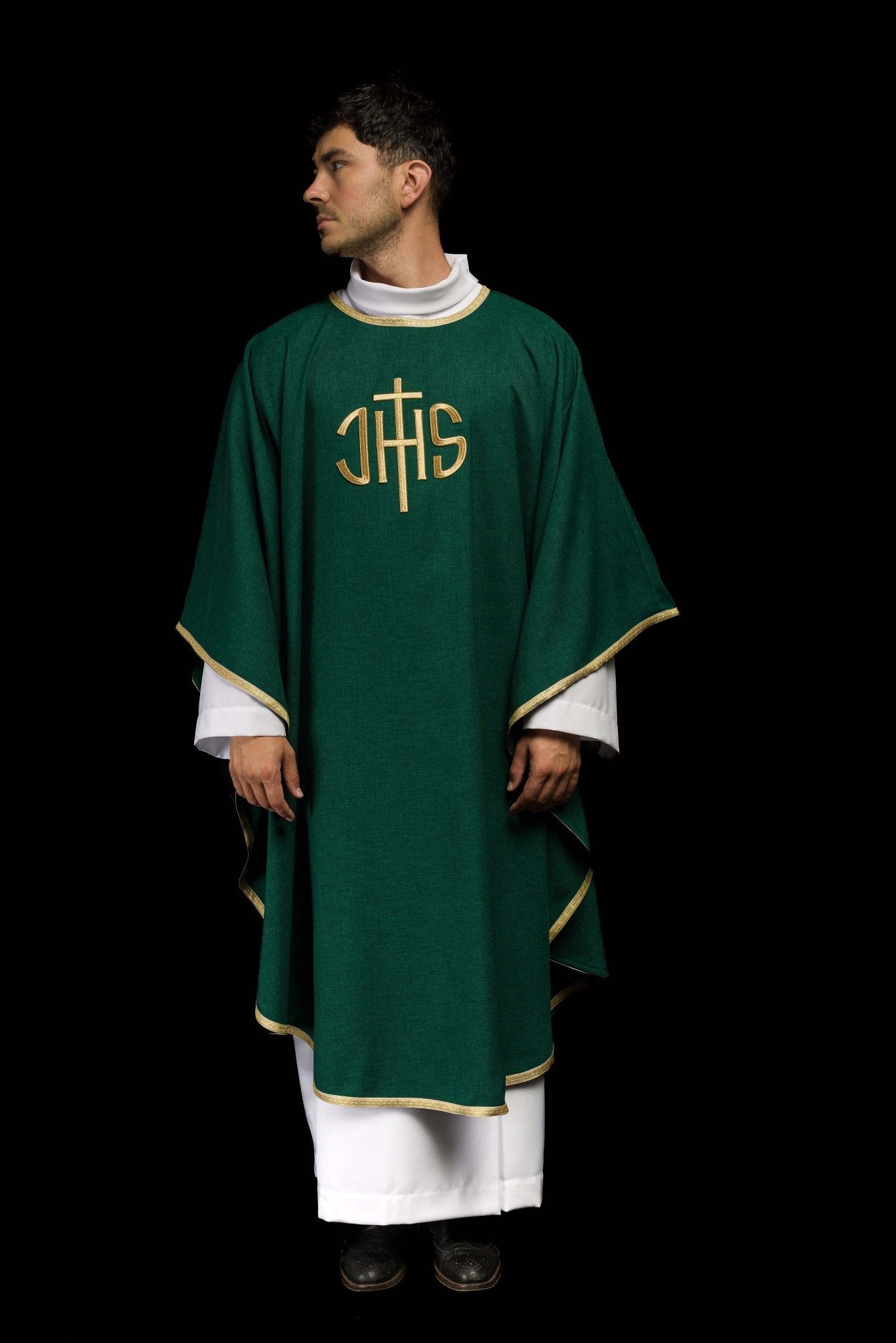 Zielony ornat liturgiczny z złotym haftem IHS