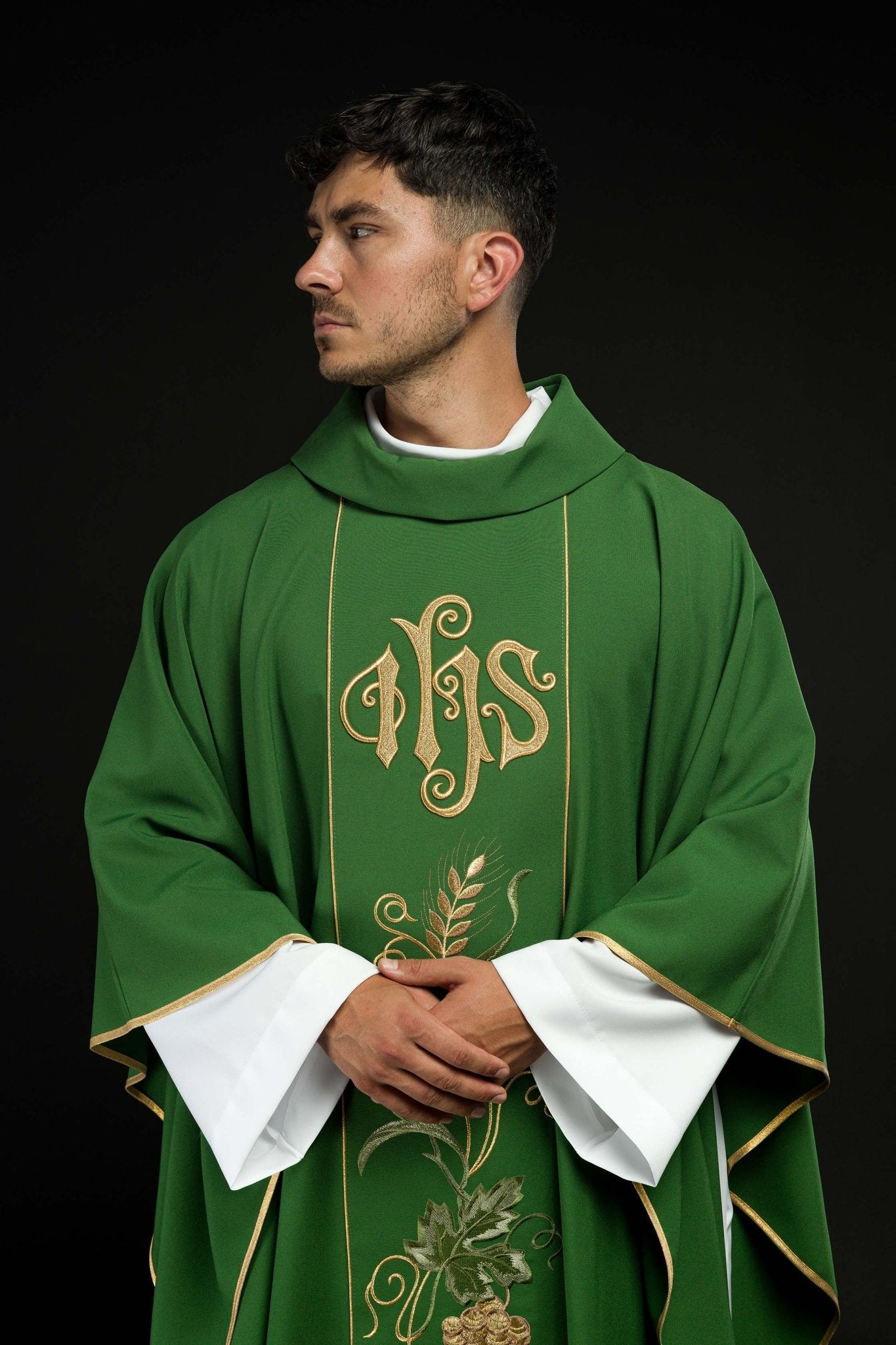 Zielony ornat na pasie z haftem IHS, kłosy i winogrona