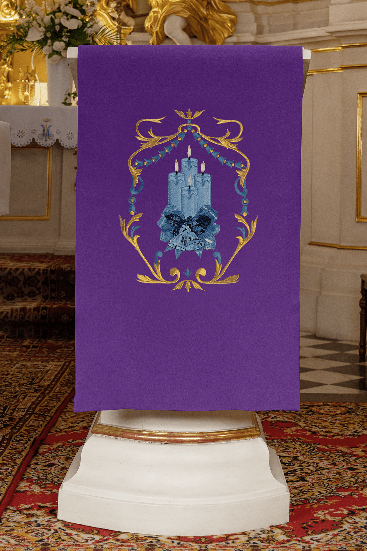 Serweta adwentowa na lektorium haftowana z motywem Świec fioletowa