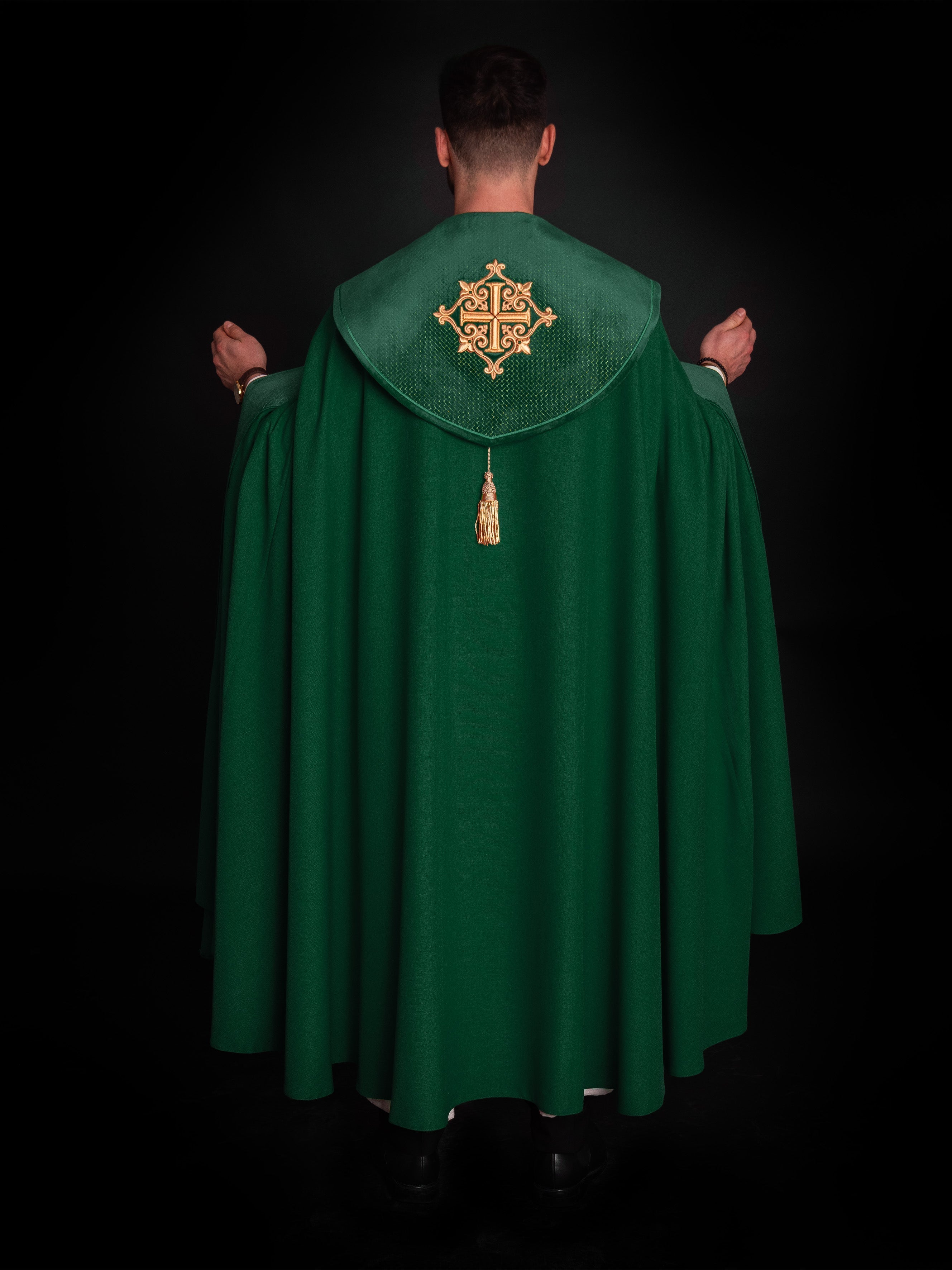 Kapa liturgiczna z aksamitnym zielonym pasem i haftem krzyży