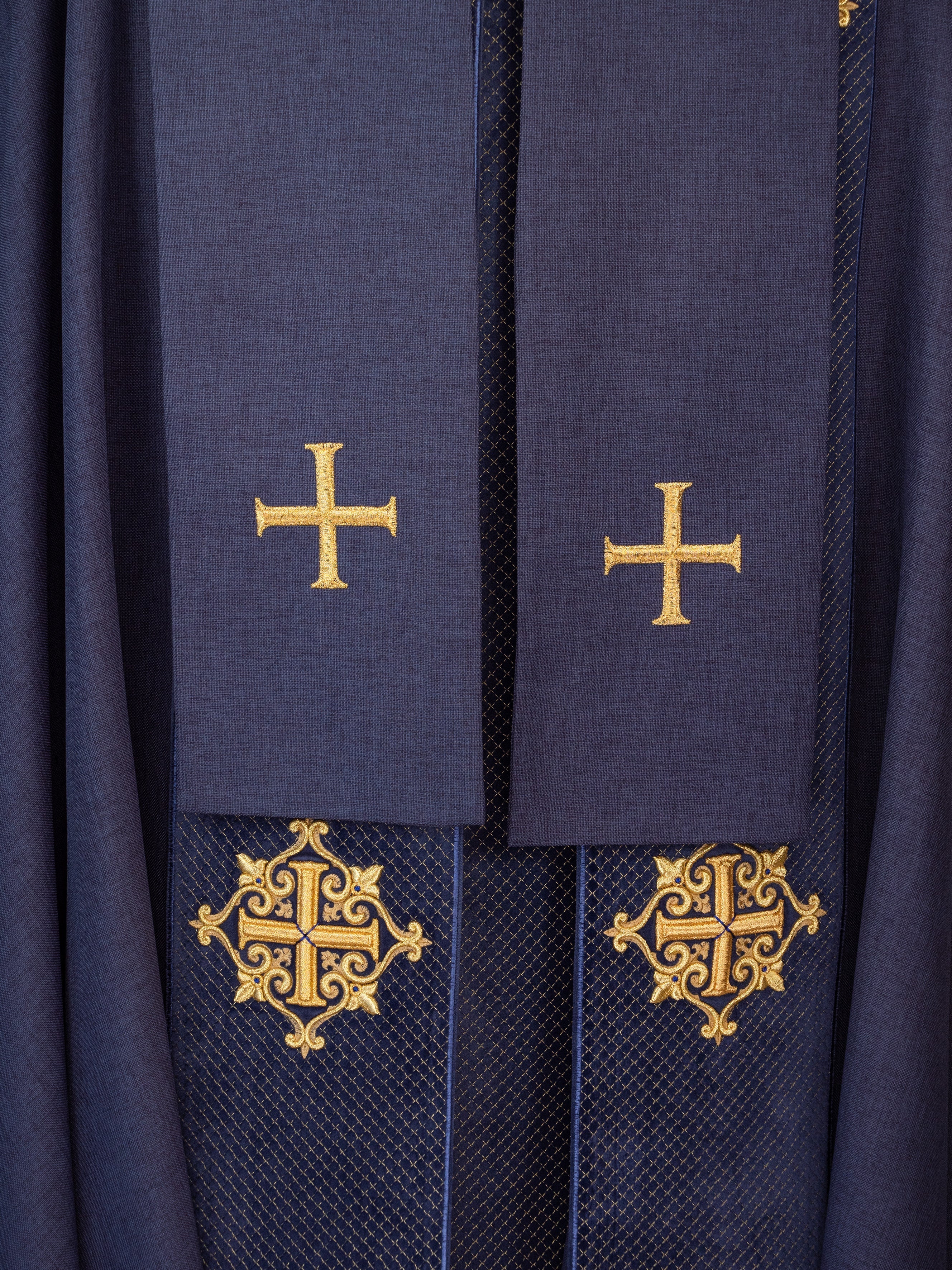 Kapa liturgiczna z aksamitnym fioletowym pasem i haftem krzyży