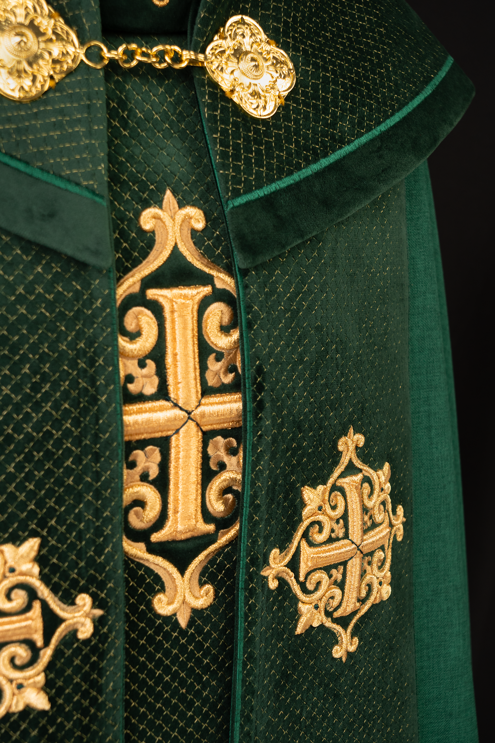 Kapa liturgiczna z aksamitnym zielonym pasem i haftem krzyży
