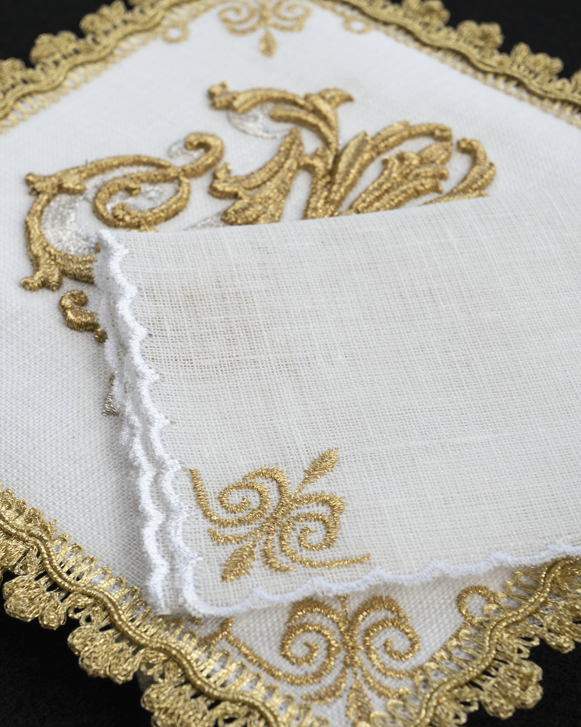 Bielizna kielichowa lniana haftowana z motywem maryjnym HA/5012