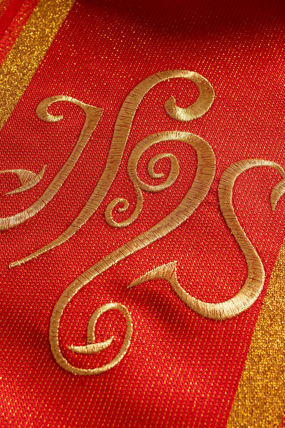 Ornat haftowany z symbolem IHS ze złoceniami KOR/183 Czerwony - ORNATY.PL