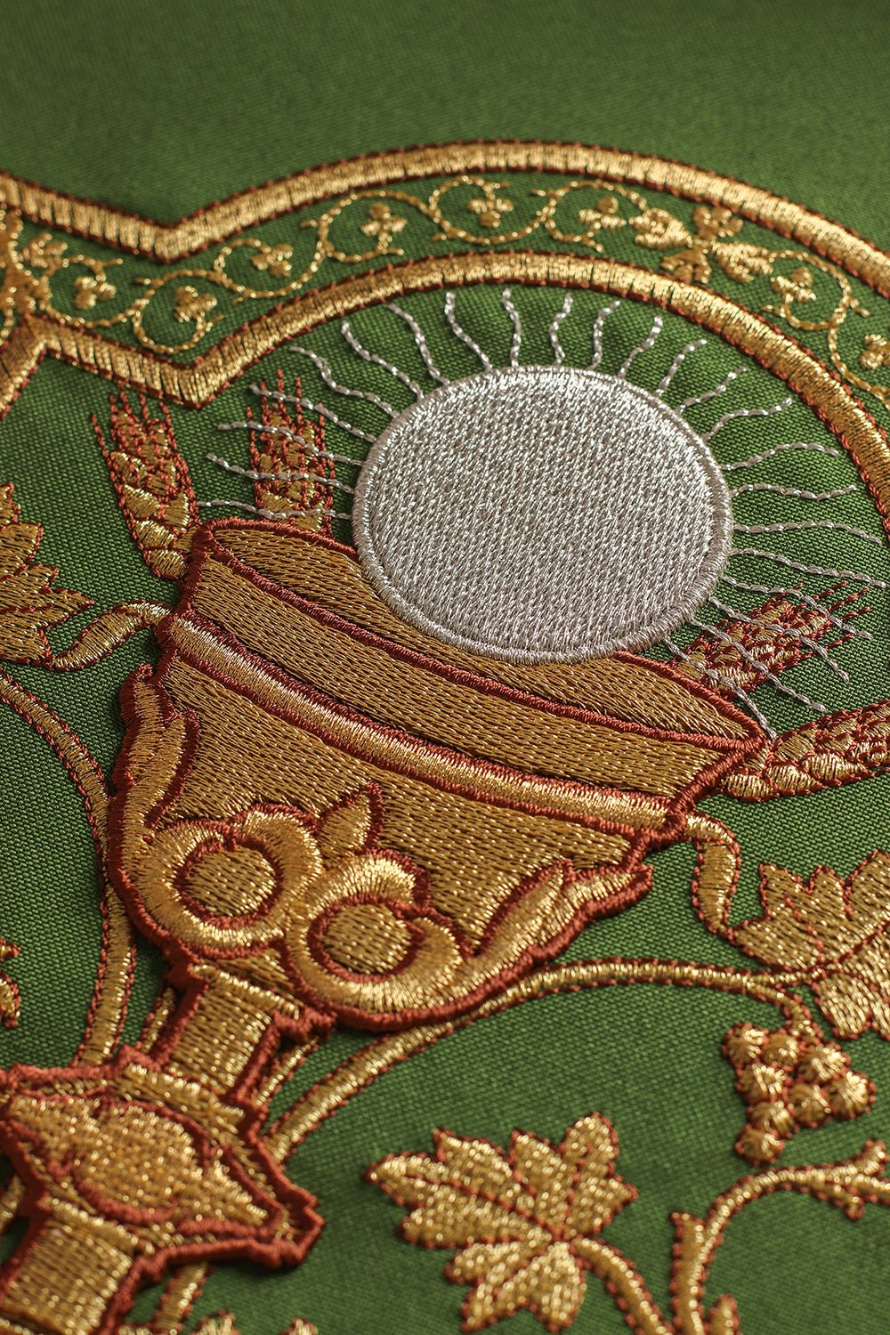 Ornat haftowany z symbolem kielicha eucharystycznego KOR/040 Zielony - ORNATY.PL