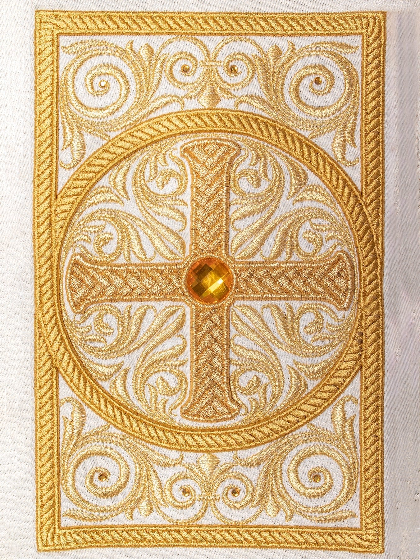 Ornat złoty bogato haftowany dekorowany kamieniami LE/7012 ECRU