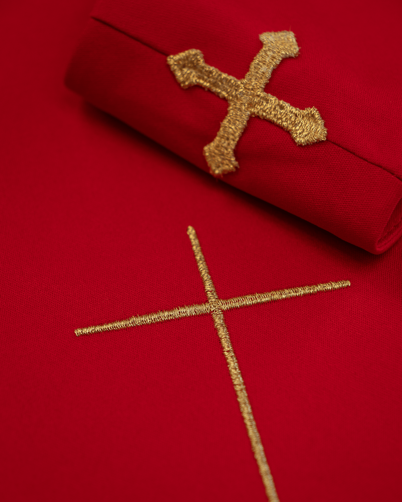 Ornat haftowany z symbolem Krzyża HA7035 Czerwony - ORNATY.PL