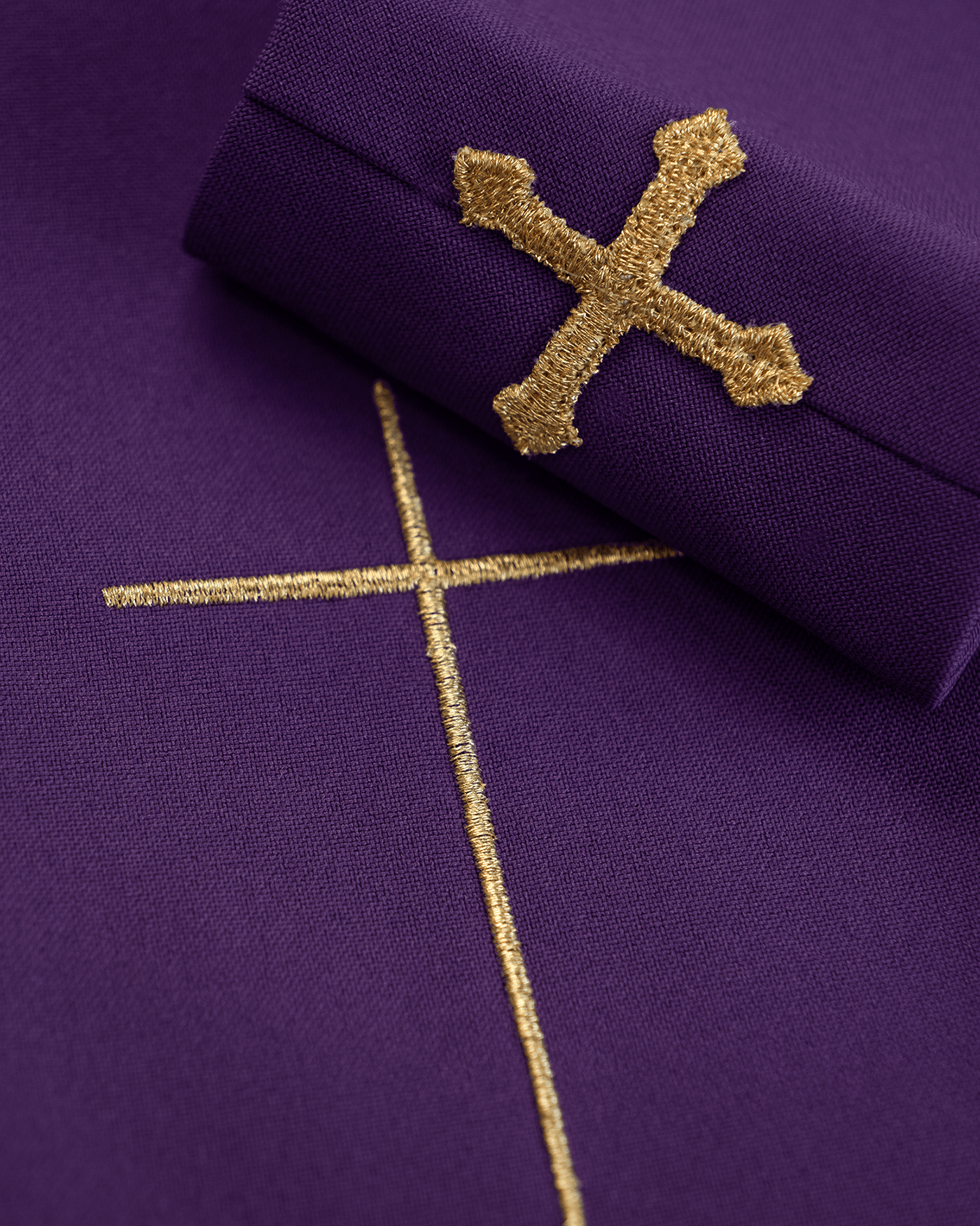 Ornat haftowany Krzyż z symbolem IHS KOR/074 Fioletowy - ORNATY.PL