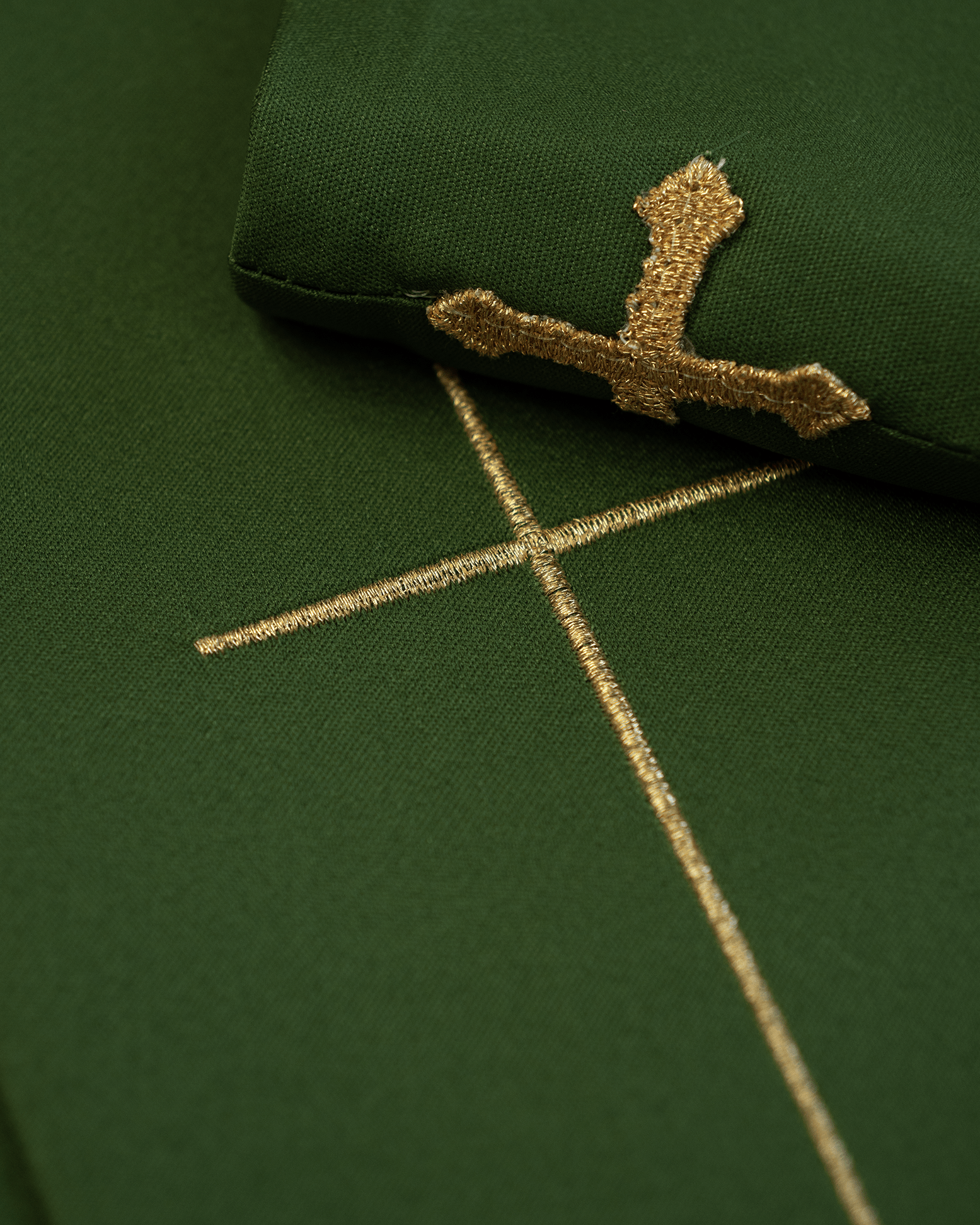 Ornat haftowany z symbolem Krzyża HA7035 Zielony - ORNATY.PL